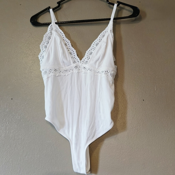 NWOT Colsie Cream Lace Detail Bodysuit - Picture 1 of 5